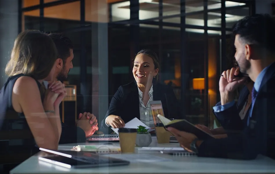 Personer deltar i en gemensam diskussion under ett möte.